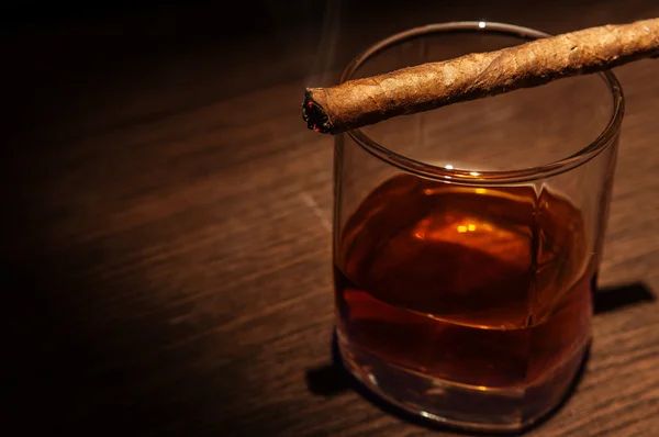 Luxusní whisky sklenice s doutníkem — Stock fotografie