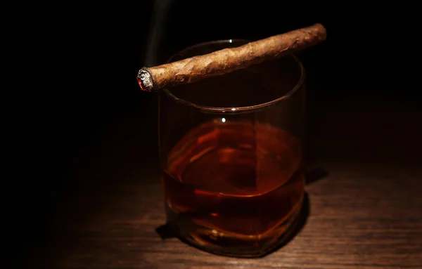 Lyxiga whiskey glas med cigarr — Stockfoto