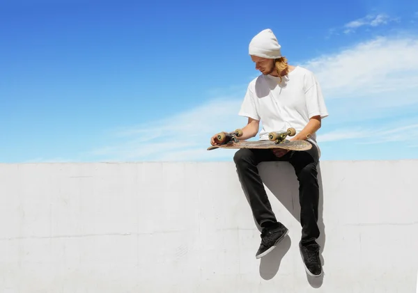 Skateboarder relaxes — Stock Photo, Image