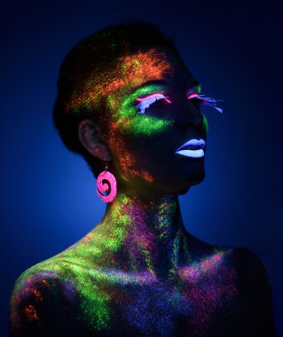 Şehvetli kadın olarak flüoresan boya makyaj