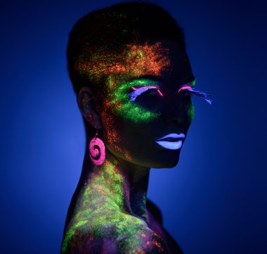 Kadın floresan boya makyaj poz şehvetli