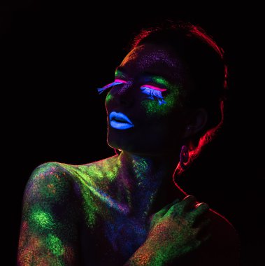 Floresan boya makyaj ile şehvetli kadın üzerinde kırmızı ışık dağılımı