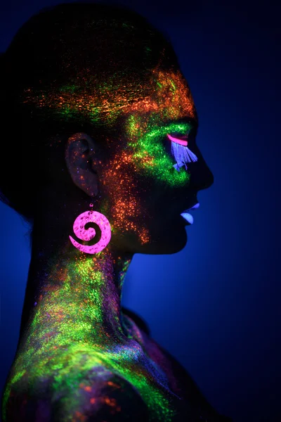 Sensuele vrouw in fluorescerende verf make-up — Stockfoto