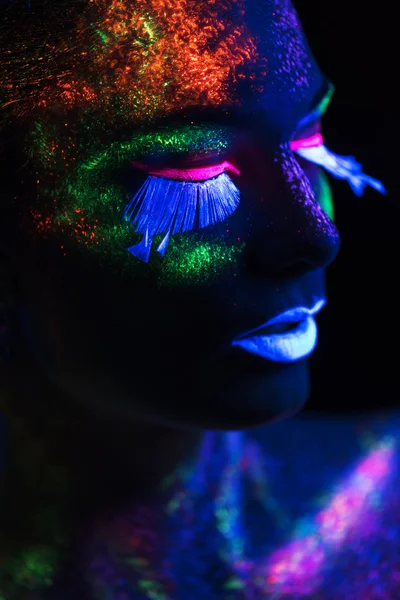 Sensuele vrouw in fluorescerende verf make-up. Close-up — Stockfoto