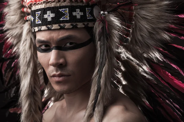 Indischer starker Mann mit traditionellem indianischen Make-up — Stockfoto