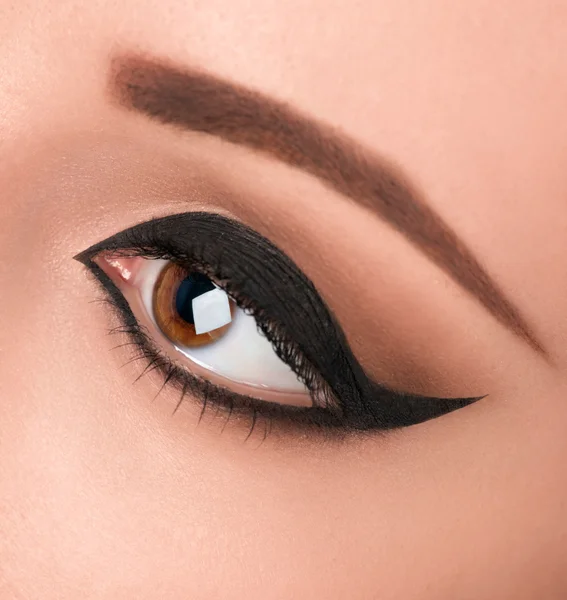Glamour zwart oog make-up met brede pijl — Stockfoto
