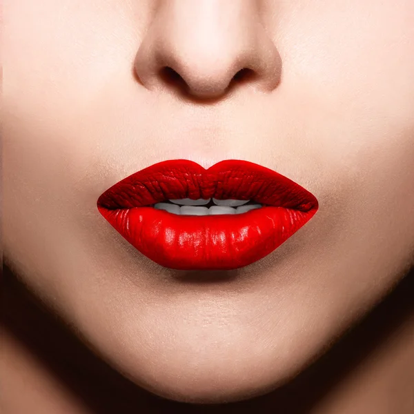 Primer plano labios rojos maquillaje — Foto de Stock