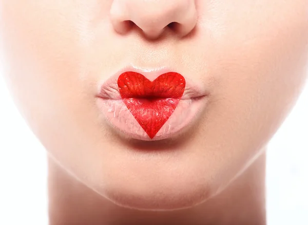 Bacio labbra con bella rosso make up a forma di cuore — Foto Stock