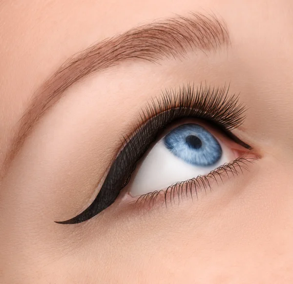 Гламурный глаз макияж близко с черной стрелкой — стоковое фото