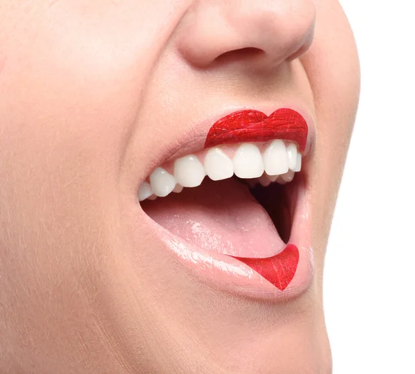 Riéndose chica joven con maquillaje rojo precioso en la forma del corazón en los labios Imagen De Stock