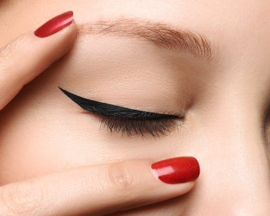 Kapalı glamour göz yapmak mükemmel şekil siyah ok ile yakından