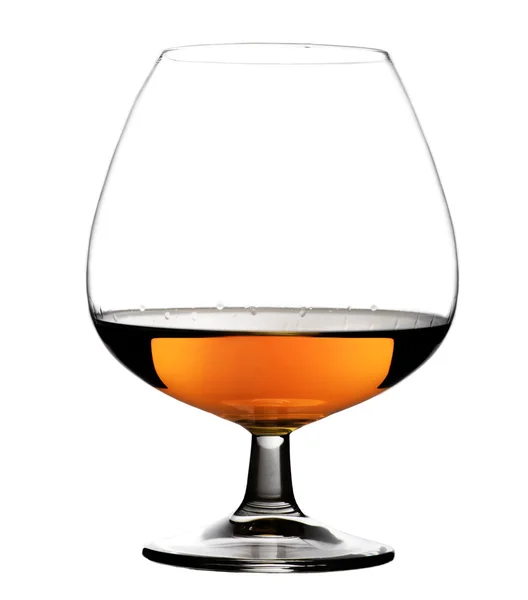 Glas met cognac op witte achtergrond geïsoleerd — Stockfoto