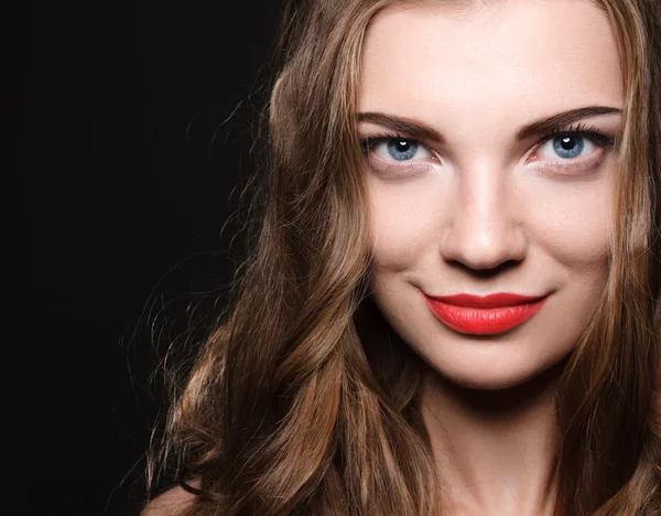 Schöne kaukasische junge Frau mit roten Lippen Make-up — Stockfoto