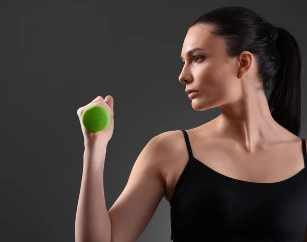 Fitness-Frau trainiert mit grüner Hantel — Stockfoto