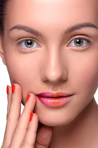 Belle jeune femme avec maquillage des lèvres colorées et ongles rouges — Photo