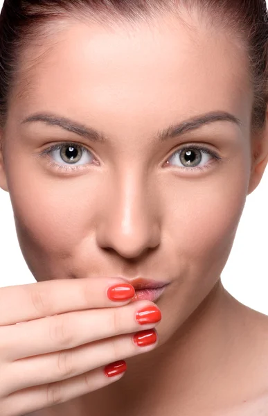 Schöne junge Frau mit bunten Lippen Make-up und roten Nägeln — Stockfoto