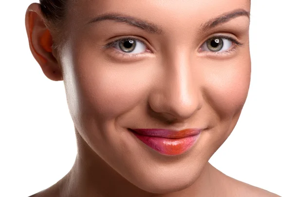 Nahaufnahme Kopfschuss der schönen jungen Frau mit Lippen Make-up Blick in die Kamera — Stockfoto
