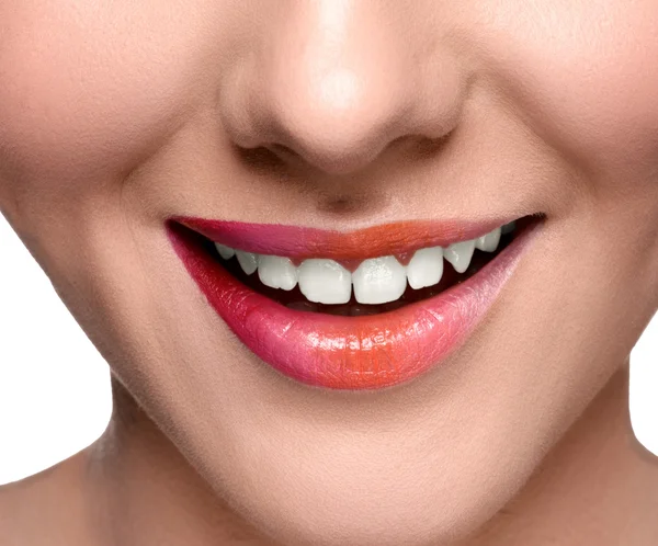 Усміхнена щаслива жінка стикається крупним планом губи — стокове фото