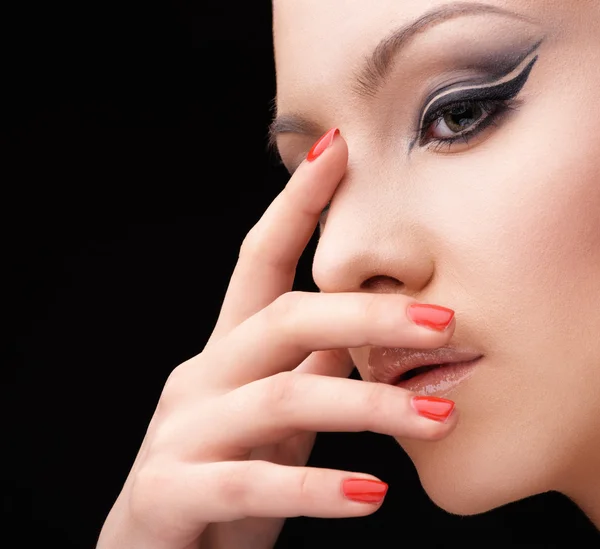 Mujer con glamour maquillaje flecha y uñas arte —  Fotos de Stock