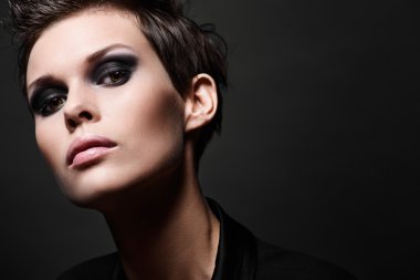 Kısa saç kesim ile esmer kadın moda