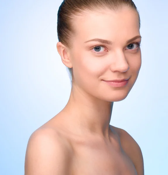 Kopfschuss einer jungen Frau mit reiner Haut — Stockfoto