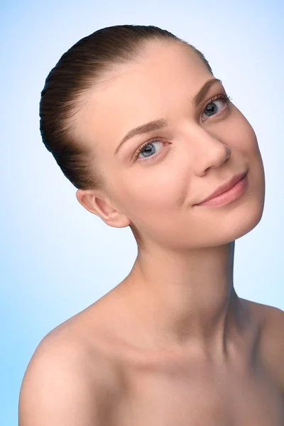 Headshot ung kvinna med ren hud — Stockfoto