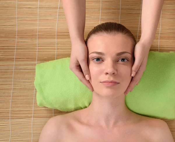 Hermosa joven recibiendo masaje relajante en la cabeza. Vista superior —  Fotos de Stock