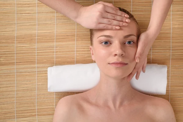 Mooie jonge vrouw ontspannende hoofd massage krijgen. Bovenaanzicht — Stockfoto