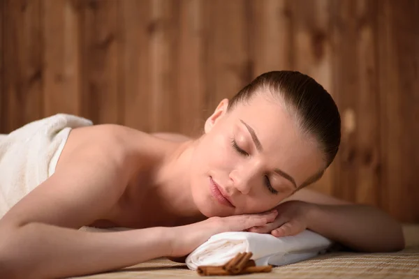 Beautiful young woman getting relaxing is spa salon. Front view — Stock Photo, Image