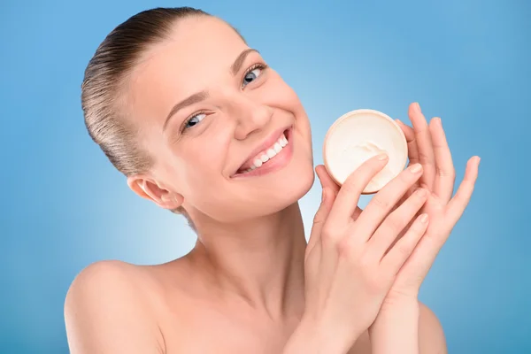 Beautiful woman face looking at camera over blue background. — Stock Photo, Image