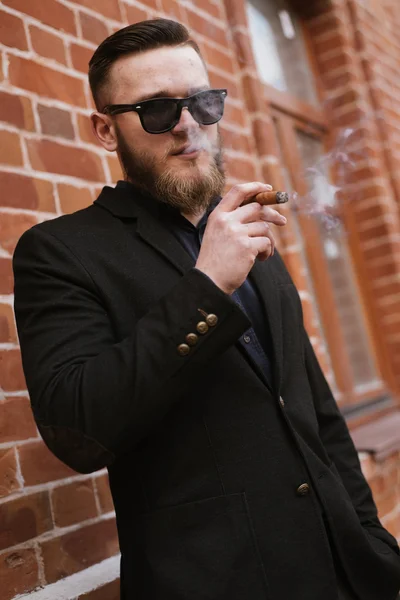 Bonito barbudo fumando um cigarro — Fotografia de Stock