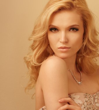 Lüks kadın kırpılmış baş shot kadar kapatın