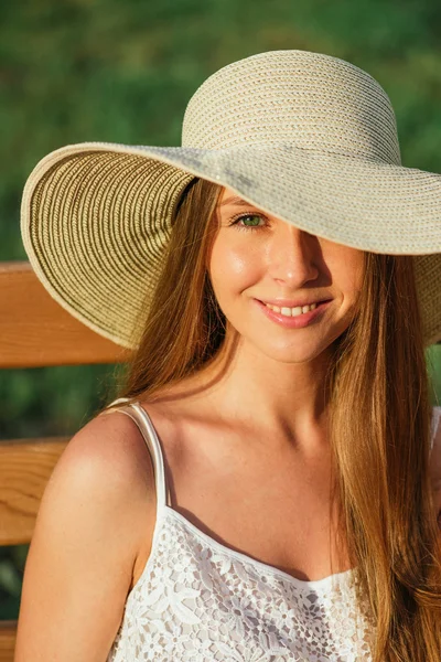 Porträt einer jungen Frau im Park — Stockfoto