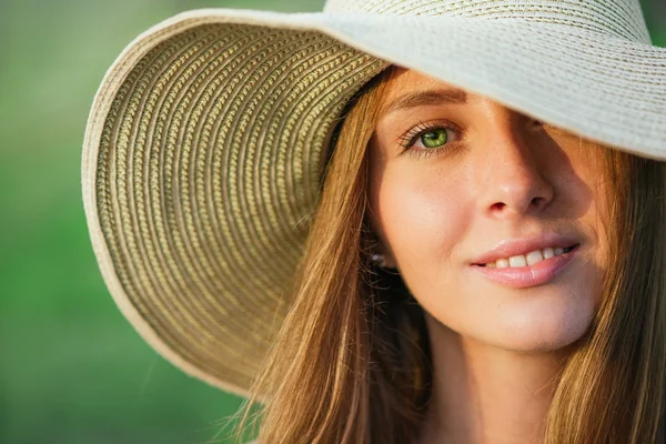 Junge Schönheit mit Sommerhut. — Stockfoto