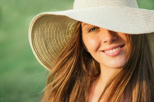 Piękna młoda kobieta w kapelusz lato. — Zdjęcie stockowe