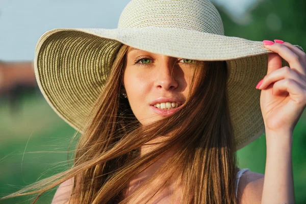 Junge Schönheit mit Sommerhut. — Stockfoto