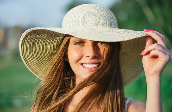 Junge Schönheit mit Sommerhut. — Stockfoto