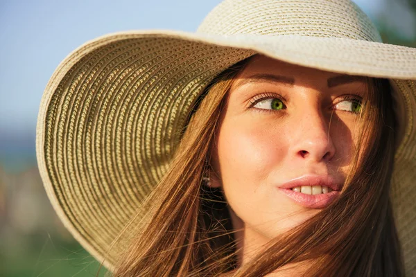 여름 모자에 젊은 아름다움 여자. — 스톡 사진