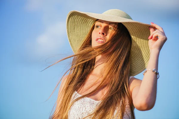 여름 모자에 젊은 아름다움 여자. — 스톡 사진
