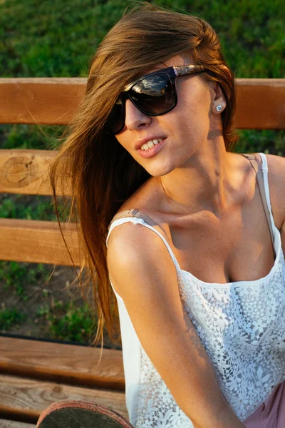 Mode junge Frau mit Sonnenbrille — Stockfoto