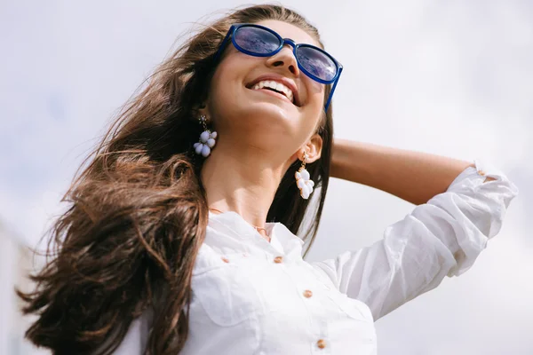 Attraktive, glückliche Frau mit Sonnenbrille, die die Freiheit im Freien genießt. — Stockfoto