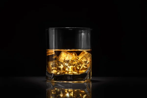 Bodegón de lujo de vaso de whisky —  Fotos de Stock