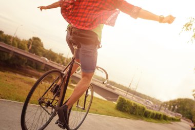 Yaz özgürlük. Ellerimi ile hipster binmek