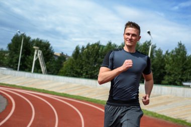 Stadyum mutlu çalışan adam görüntüsünü kapatmak