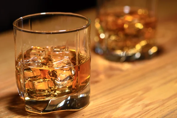 Wtill leven van twee whisky glazen op de bar — Stockfoto