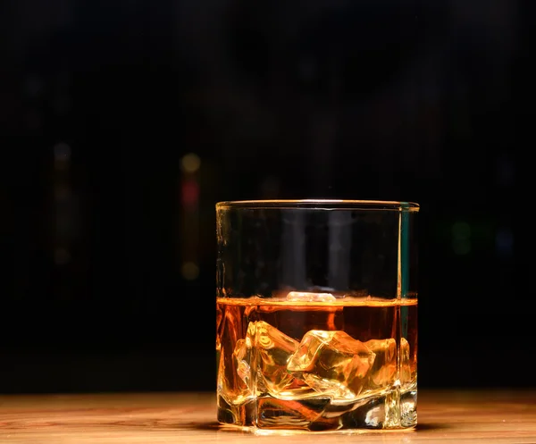 Lyxiga stilleben av whisky glas — Stockfoto