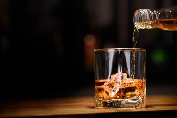 Still life. pour or whiskey in to glass — Stock Photo, Image