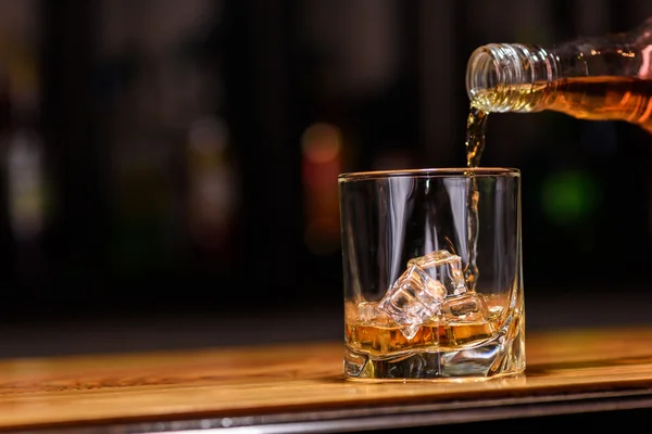 Stilleben. Häll eller whisky i glaset — Stockfoto