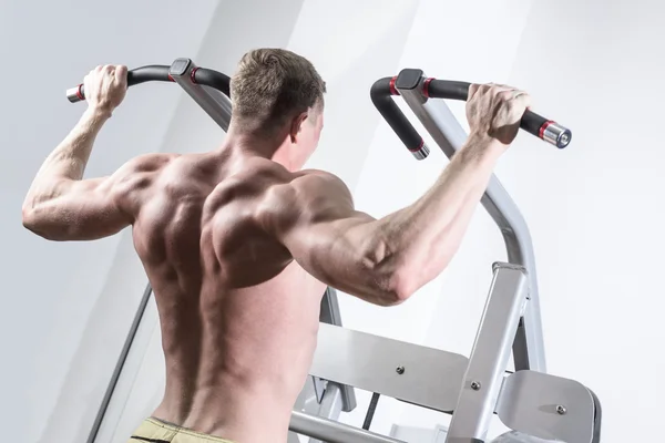 Spor salonunda eğitim vücut geliştiricisi. Atlet pull-up yapıyor — Stok fotoğraf