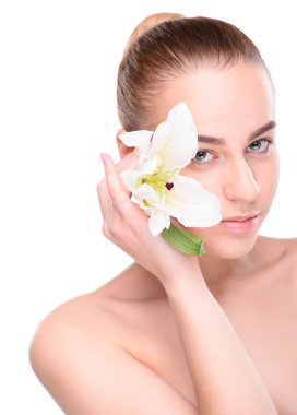 Lily ile poz güzellik genç kadın.